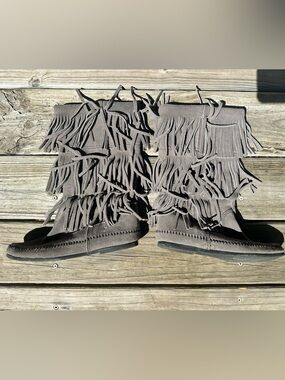 Minnetonka Women's 3-Layer Fringe Boot, grey